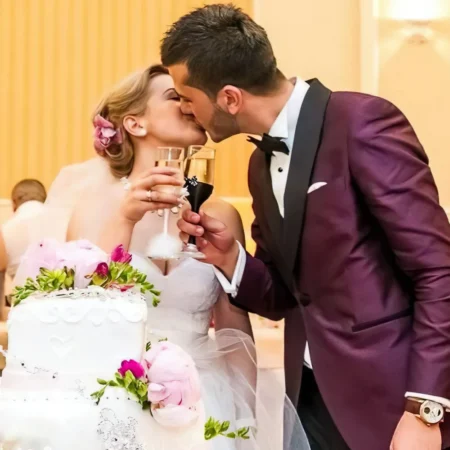 Sarutul mirilor inainte de taierea tortului