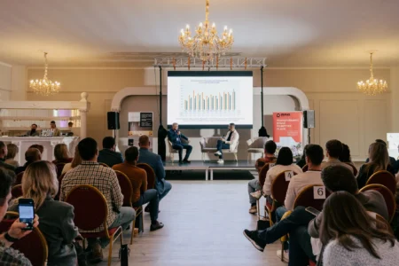 Sarutul mirilor inainte de taierea tortului